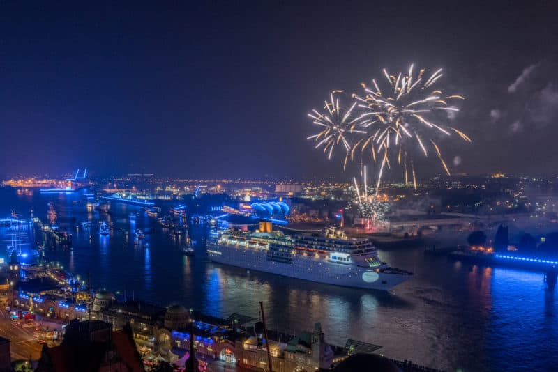 Magischer Auftritt für die Costa Mediterranea am Blue Port Hamburg