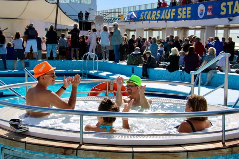 Schlagerfans lassen mit Stars auf See die Costa Victoria beben