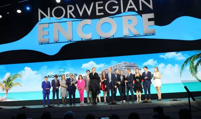 Grammy-Preisträgerin Kelly Clarkson taufte Norwegian Encore in Miami