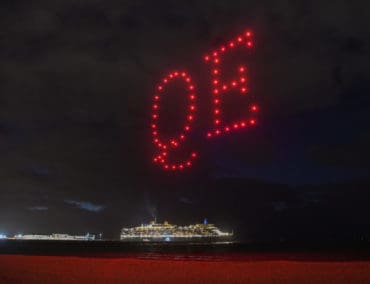 Spektakulärer Drohnentanz über der Queen Elizabeth