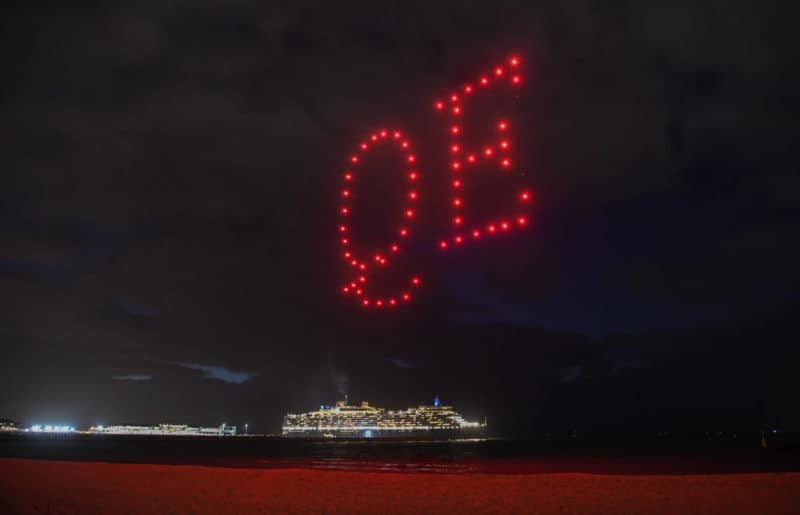 Spektakulärer Drohnentanz über der Queen Elizabeth