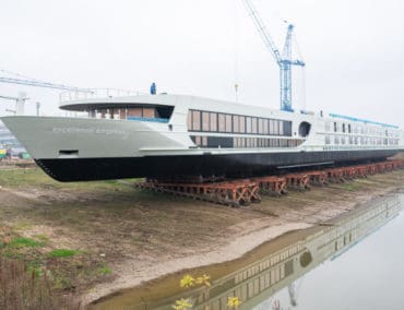 Excellence Empress berührt erstmals Wasser