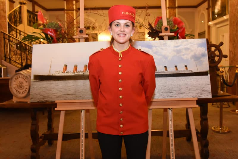 Vier Stunden Autogramme von Star-Geiger David Garrett auf der Queen Mary 2