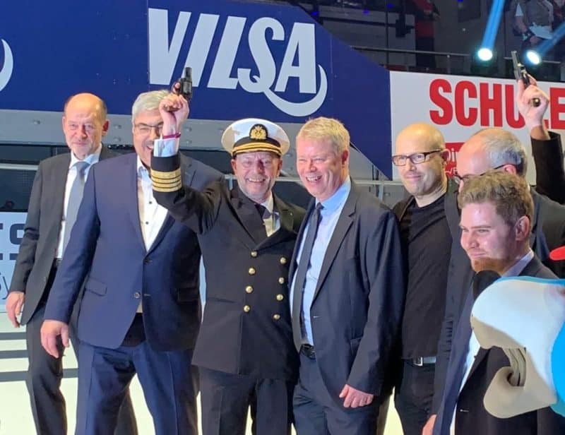 Kapitän Morten Hansen mit Pistole in Bremen