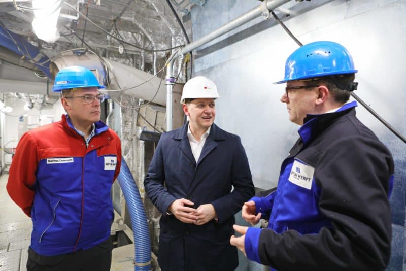 140 Meter langes LNG-Maschinenraummodul der AIDA Cosma nach Papenburg überführt