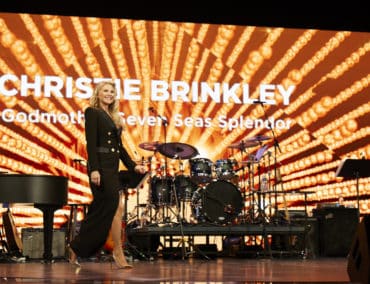 Taufe der Seven Seas Splendor mit Christie Brinkley als Taufpatin und Seal