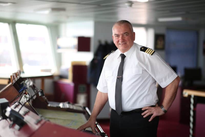 MS Hamburg Kapitän Vladimir Vorobyov geht von Bord