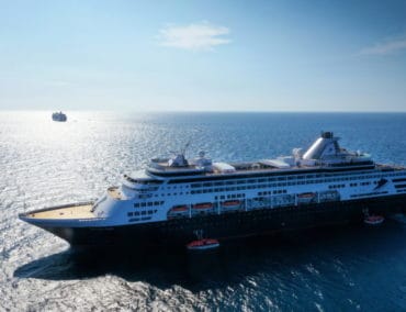 Passagierwechsel von MS Vasco da Gama und MS Columbus auf hoher See