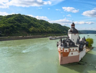 Donau fasziniert mit königlichen Städten und einzigartigen Landschaften
