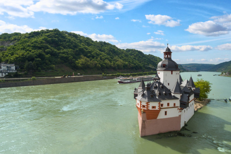 Donau fasziniert mit königlichen Städten und einzigartigen Landschaften