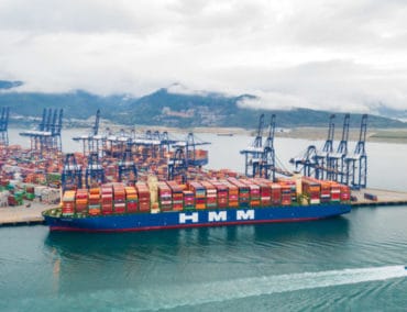 Grösstes Containerschiff der Welt, die HMM Algeciras, legt in Hamburg an