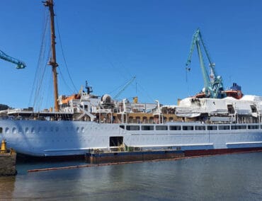 Erster Mast der Sea Cloud Spirit erfolgreich gestellt