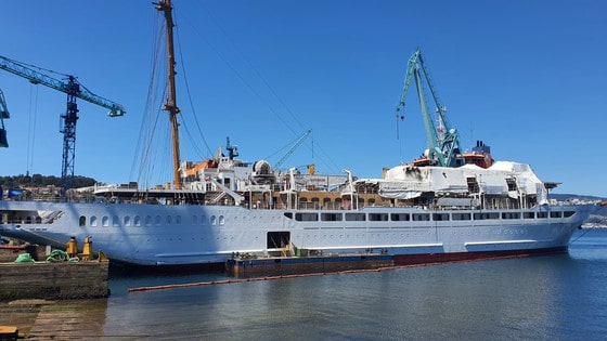 Erster Mast der Sea Cloud Spirit erfolgreich gestellt