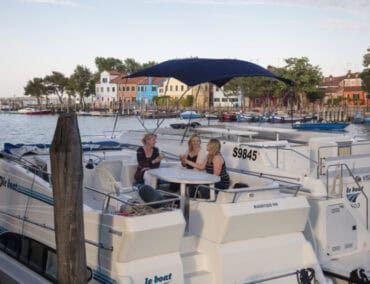 Mädelstrip auf einem Hausboot