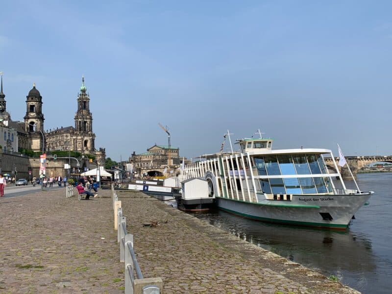 Elegante Salons mit Panoramablick und eine komfortable Ausstattung sowie das großzügige Flair an Bord lassen die Fahrt mit dem modernen Salonschiff August der Starke zu einem unvergesslichen Erlebnis werden (Foto Stieger)