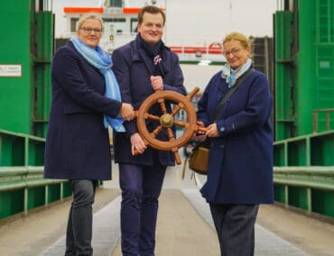 FRS übernimmt das Steuer der Elbfähre Glückstadt Wischhafen.