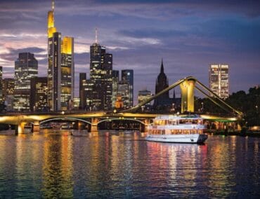 Riversight-Dinner, Skylight-Tour und Feuerwerk mit Frankfurter Primus-Linie