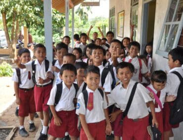 AIDA Weihnachtsgeschenk für Kinder im indonesischen Dorf Kalisoko
