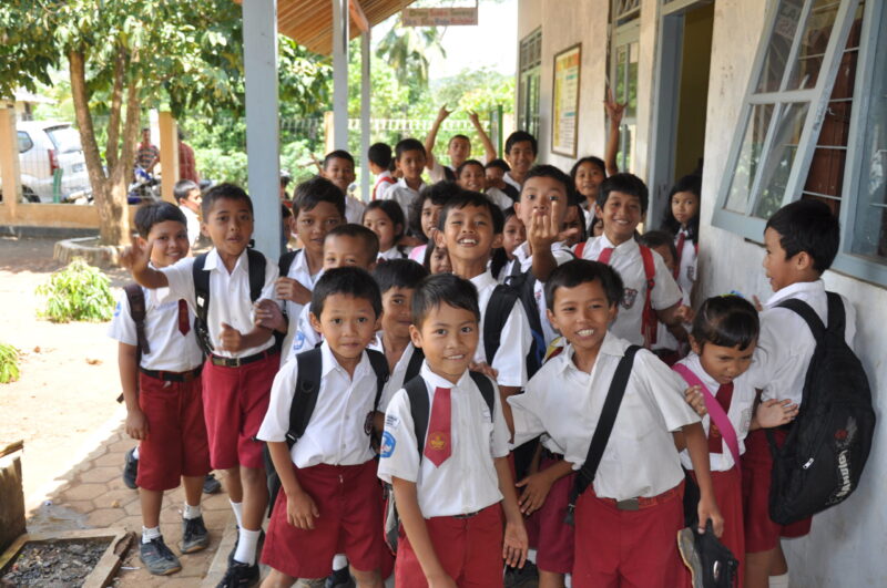 AIDA Weihnachtsgeschenk für Kinder im indonesischen Dorf Kalisoko