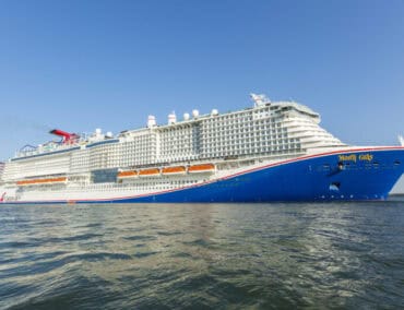 Weltweit erstes Kreuzfahrtschiff mit Achterbahn an Reederei übergeben