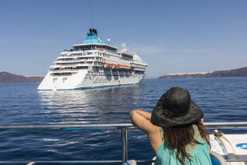 Celestyal Crystal vor Santorini (Foto Celestyal Cruises)