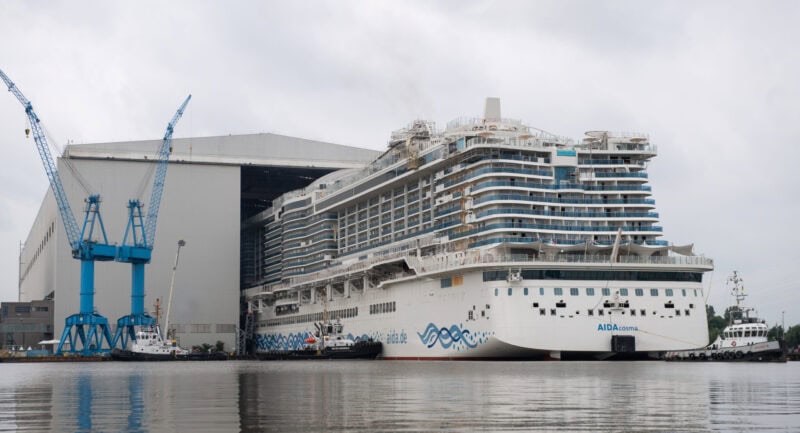 AIDA Cosma verlässt Baudock II der Meyer Werft