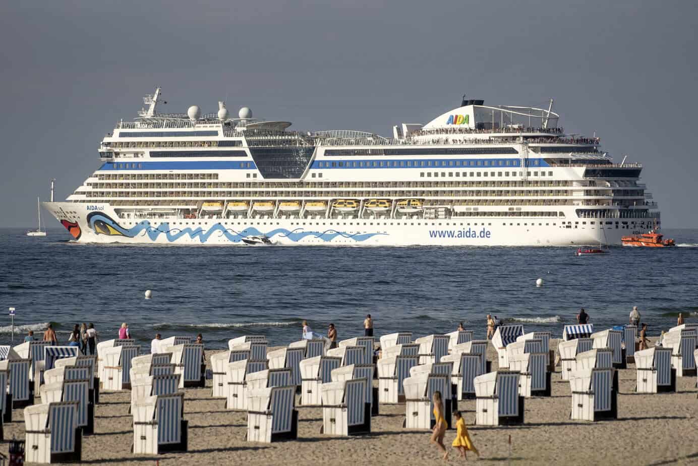 AIDA Sol beim Verlassen der Seestadt RostockWarnemünde (Foto Frank Hormann / nordlicht