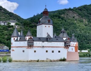 Eine Flussreise auf dem Rhein mit der MS Edelweiss ist eine Begegnung mit schönen Landschaften, Schlössern, Burgen und der Loreley (Bild Stieger)