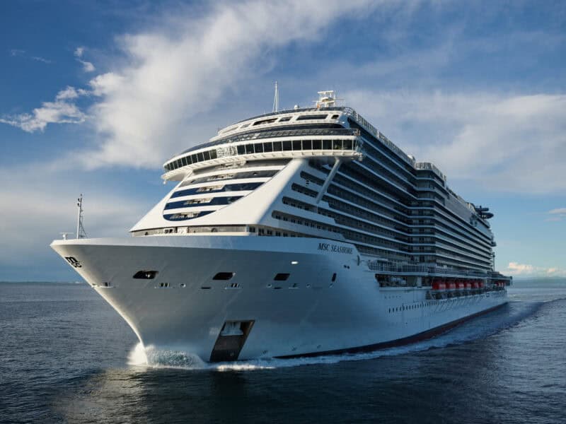 MSC Seashore lädt in die atemberaubende Heck-Lounge Le Cabaret Rouge