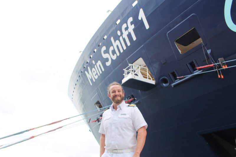 Kapitän Jan Fortun mit Gästen zurück in Rostock