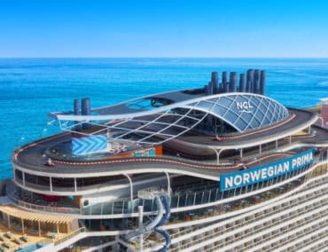 Go Kart Rennen durch und um den Schornstein der Norwegian Prima