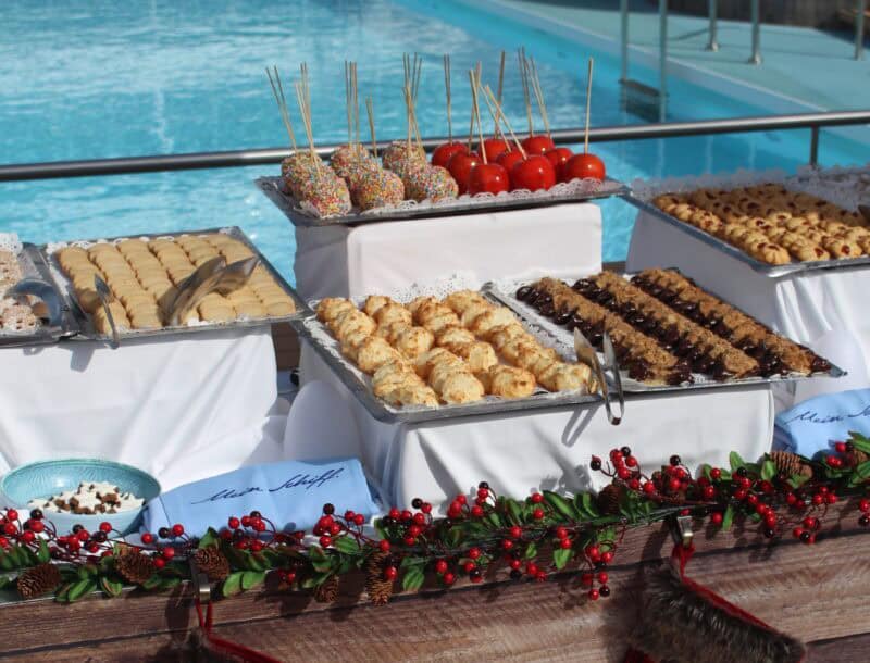 Mein Schiff 1 Weihnachtsmarkt mit Glühwein, Punsch, gebrannten Mandeln und Liebesäpfeln
