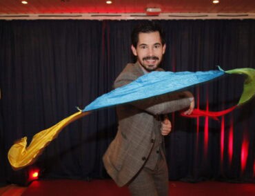 Alexander Merk erwartet die Gäste auf dem Main zu einer Zaubershow mit Witz und Poesie