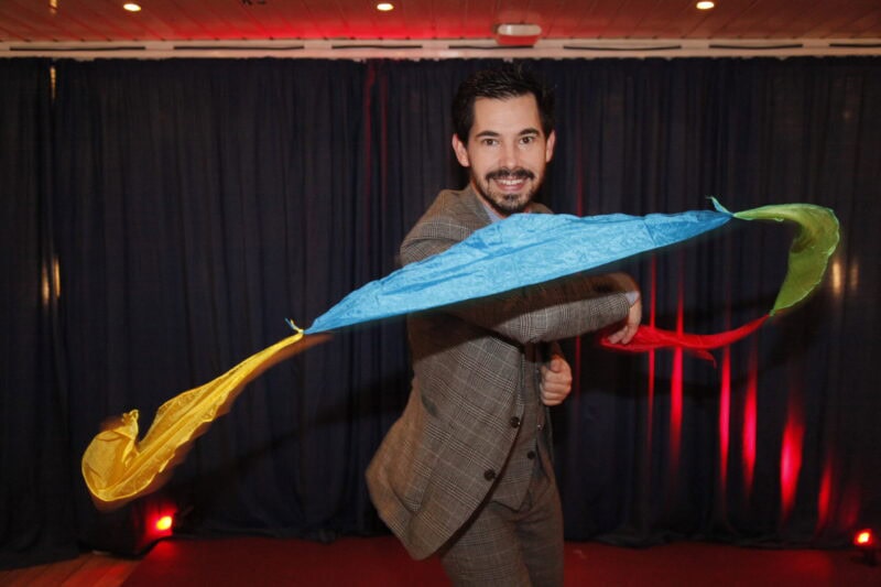 Alexander Merk erwartet die Gäste auf dem Main zu einer Zaubershow mit Witz und Poesie