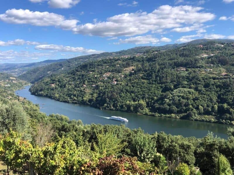 Auswandern nach Portugal – Blick auf Douro Flussschiffe inbegriffen