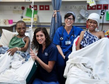 Hoffnung und Heilung in Afrika dank Partnerschaft der MSC-Gruppe und Mercy Ships