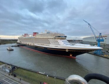 Ausdocken der Disney Wish aus dem Baudock II der Meyer Werft