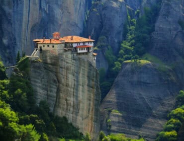 Schwebende Klöster, verträumte Buchten, malerische Inseln, Marmorlöwen, Tempel und Statuen