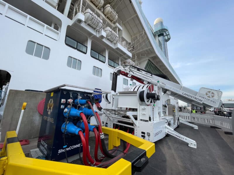 AIDAprima nutzt als erstes Schiff in der neuen Kreuzfahrtsaison Landstrom in Kiel