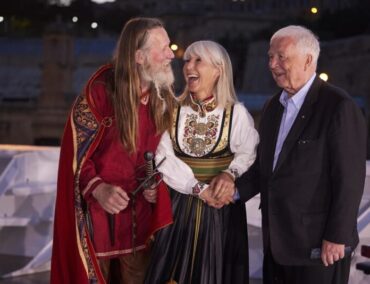 Lady Carnarvon von Highclere Castle (Downton Abbey) taufe die Viking Mars