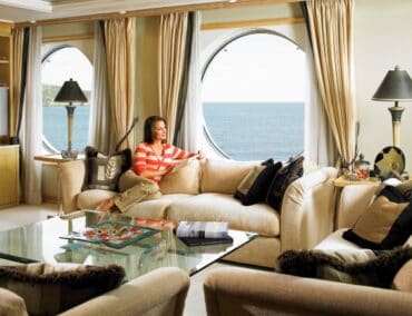 Die Luxus-Wohn­yacht The World macht im Juli 2022 Halt in Hamburg und Wismar