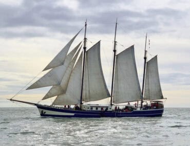 Ein Segelschiff voll Singles unterwegs durch Hollands Inselwelt