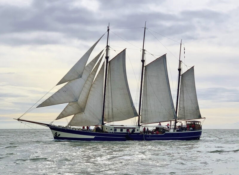 Ein Segelschiff voll Singles unterwegs durch Hollands Inselwelt