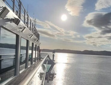 Havila Capella fährt mit Batteriestrom in den Geirangerfjord