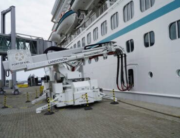 Landstrom-Premiere für MS Artania in Kiel