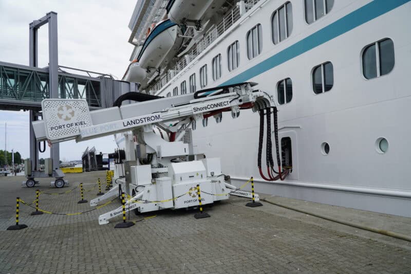 Landstrom-Premiere für MS Artania in Kiel