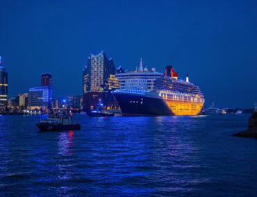 Queen Mary 2 begrüsst Tausende Kreuzfahrtfans zu den Cruise Days in Hamburg
