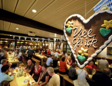 Die Höhner, Gletscherfezzer und Tim Toupet laden zum AIDA Oktoberfest