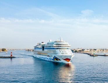 AIDAmar und AIDAdiva besuchen Hanse Sail in Warnemünde