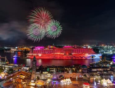 Ein Lichtermeer für AIDAprima am 833. Hafengeburtstag Hamburg